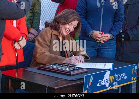 NEW YORK, NY – 20. NOVEMBER: Die Gouverneurin von New York, Kathy Hochul, unterzeichnet am 20. November 2021 in Queens Borough of New York City das Gesetz zur Ernährung von New York. Die Gouverneurin Kathy Hochul unterzeichnet ein Gesetz, in dem das Nourish New York-Programm dauerhaft im Staatsrecht verankert ist. Die Unterzeichnung dieses Gesetzes erfolgt kurz vor dem Erntedankfest und bekräftigt die Verpflichtung von New York, Menschen mit Ernährungsunsicherheit im ganzen Staat zu unterstützen. Stockfoto