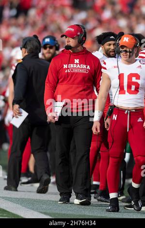 Madison, WI, USA. 20th. November 2021. Scott Frost, Cheftrainer von Nebraska Cornhuskers, geht während des NCAA-Fußballspiels zwischen den Nebraska Cornhuskers und den Wisconsin Dachs im Camp Randall Stadium in Madison, WI, an die Seitenlinie. Wisconsin besiegte Nebraska 35-28. Kirsten Schmitt/CSM/Alamy Live News Stockfoto