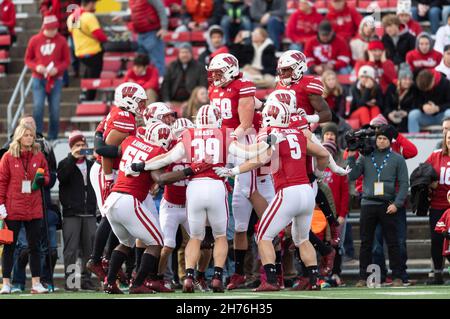 Madison, WI, USA. 20th. November 2021. Mike Maskalunas #58-Linebacker der Wisconsin Dachs bringt seine Teamkollegen vor dem NCAA-Fußballspiel zwischen den Nebraska Cornhuskers und den Wisconsin Dachs im Camp Randall Stadium in Madison, WI, bei Aufwärmungen zusammen. Kirsten Schmitt/CSM/Alamy Live News Stockfoto