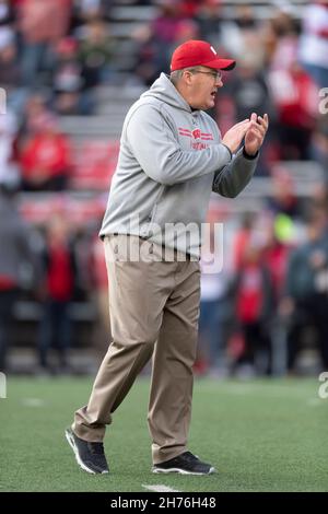 Madison, WI, USA. 20th. November 2021. Der Cheftrainer der Wisconsin Dachs, Paul Chryst, ist mit dem IS-Team während der Aufwärmphasen vor dem NCAA-Fußballspiel zwischen den Nebraska Cornhuskers und den Wisconsin Dachsen im Camp Randall Stadium in Madison, WI, zufrieden. Kirsten Schmitt/CSM/Alamy Live News Stockfoto