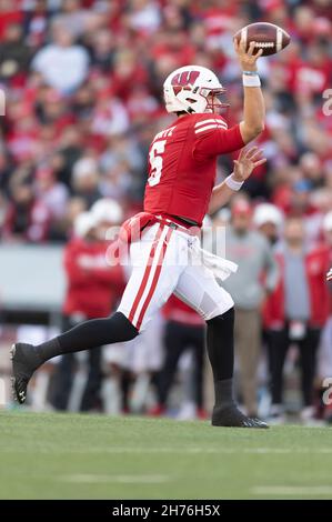 Madison, WI, USA. 20th. November 2021. Wisconsin Dachs Quarterback Graham Mertz #5 wirft während des NCAA-Fußballspiels zwischen den Nebraska Cornhuskers und den Wisconsin Dachsen im Camp Randall Stadium in Madison, WI. Wisconsin besiegte Nebraska 35-28. Kirsten Schmitt/CSM/Alamy Live News Stockfoto