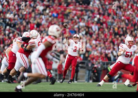 Madison, WI, USA. 20th. November 2021. Nebraska Cornhuskers Quarterback Adrian Martinez #2 wirft einen Pass während des NCAA-Fußballspiels zwischen den Nebraska Cornhuskers und den Wisconsin Dachsen im Camp Randall Stadium in Madison, WI. Wisconsin besiegte Nebraska 35-28. Kirsten Schmitt/CSM/Alamy Live News Stockfoto