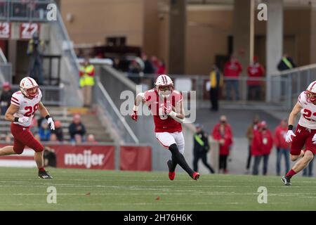 Madison, WI, USA. 20th. November 2021. Wisconsin Dachse laufen zurück Braelon Allen #0 läuft für Yards während des NCAA Fußballspiels zwischen den Nebraska Cornhuskers und den Wisconsin Dachsen im Camp Randall Stadium in Madison, WI. Wisconsin besiegte Nebraska 35-28. Kirsten Schmitt/CSM/Alamy Live News Stockfoto