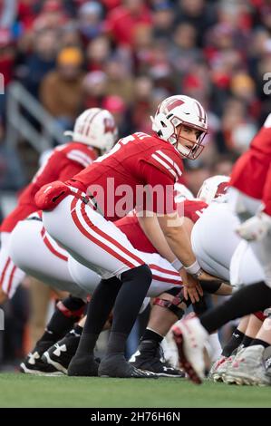 Madison, WI, USA. 20th. November 2021. Wisconsin Dachs Quarterback Graham Mertz #5 wartet darauf, dass der Ball während des NCAA-Fußballspiels zwischen den Nebraska Cornhuskers und den Wisconsin Dachs im Camp Randall Stadium in Madison, WI, geschnappt wird. Wisconsin besiegte Nebraska 35-28. Kirsten Schmitt/CSM/Alamy Live News Stockfoto