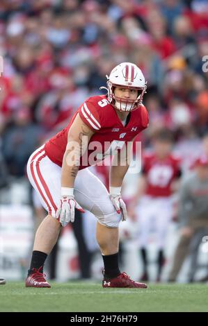 Madison, WI, USA. 20th. November 2021. Der Wisconsin Dachs-Linebacker Leo Chenal #5 wartet darauf, dass das Spiel während des NCAA-Fußballspiels zwischen den Nebraska Cornhuskers und den Wisconsin Dachs im Camp Randall Stadium in Madison, WI, beginnt. Wisconsin besiegte Nebraska 35-28. Kirsten Schmitt/CSM/Alamy Live News Stockfoto