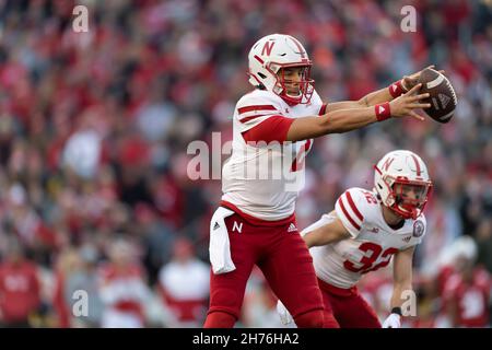 Madison, WI, USA. 20th. November 2021. Nebraska Cornhuskers Quarterback Adrian Martinez #2 fängt beim NCAA-Fußballspiel zwischen den Nebraska Cornhuskers und den Wisconsin Dachsen im Camp Randall Stadium in Madison, WI, den Schnappschuss ein. Wisconsin besiegte Nebraska 35-28. Kirsten Schmitt/CSM/Alamy Live News Stockfoto