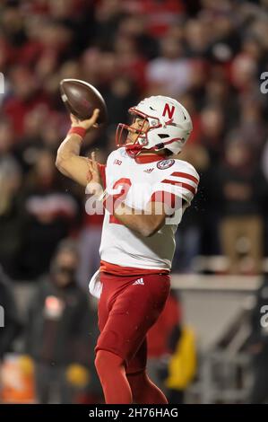 Madison, WI, USA. 20th. November 2021. Nebraska Cornhuskers Quarterback Adrian Martinez #2 wirft den Ball während des NCAA-Fußballspiels zwischen den Nebraska Cornhuskers und den Wisconsin Dachsen im Camp Randall Stadium in Madison, WI. Wisconsin besiegte Nebraska 35-28. Kirsten Schmitt/CSM/Alamy Live News Stockfoto