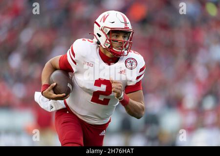 Madison, WI, USA. 20th. November 2021. Nebraska Cornhuskers Quarterback Adrian Martinez #2 läuft mit dem Ball während des NCAA-Fußballspiels zwischen den Nebraska Cornhuskers und den Wisconsin Dachs im Camp Randall Stadium in Madison, WI. Wisconsin besiegte Nebraska 35-28. Kirsten Schmitt/CSM/Alamy Live News Stockfoto