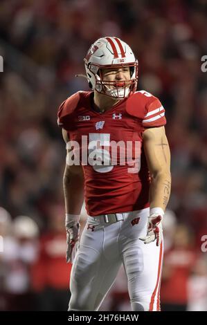 Madison, WI, USA. 20th. November 2021. Der Wisconsin Dachs-Linebacker Leo Chenal #5 schreit seinen Teamkollegen während des NCAA-Fußballspiels zwischen den Nebraska Cornhuskers und den Wisconsin Dachsen im Camp Randall Stadium in Madison, WI. Wisconsin besiegte Nebraska 35-28. Kirsten Schmitt/CSM/Alamy Live News Stockfoto