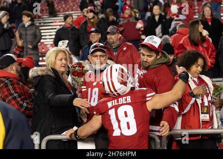 Madison, WI, USA. 20th. November 2021. Sicherheit der Wisconsin Dachs Collin Wilder #18 umarmt seine Familie während des NCAA-Fußballspiels zwischen den Nebraska Cornhuskers und den Wisconsin Dachsen im Camp Randall Stadium in Madison, WI. Wisconsin besiegte Nebraska 35-28. Kirsten Schmitt/CSM/Alamy Live News Stockfoto