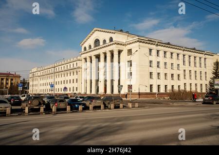 Staatliche regionale Universelle wissenschaftliche Bibliothek mit Parkplatz gegenüber der Karl-Marx-Straße, 114, an einem sonnigen Frühlingstag. Stockfoto