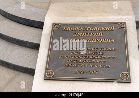 Eine Gedenktafel am Denkmal des Opernsängers Dmitri Hvorostovsky, die er am Krasnojarsker Institut der Künste in Russisch absolvierte. Stockfoto