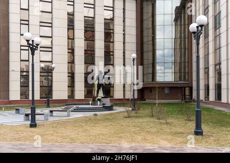 Das Denkmal des Opernsängers Dmitri Hworostowski im Hof des Sibirischen Staatlichen Instituts der Künste im Frühling. Stockfoto