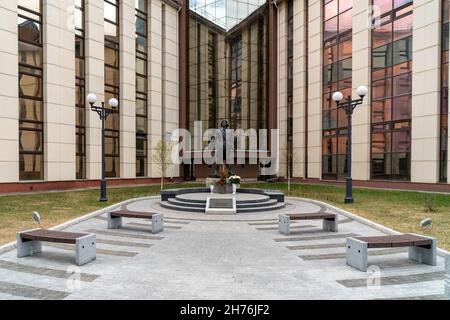 Eine Plattform mit Bänken vor dem Denkmal für den Opernsänger Dmitri Hvorostovsky im Hof des Sibirischen Staatlichen Instituts der Künste in t Stockfoto