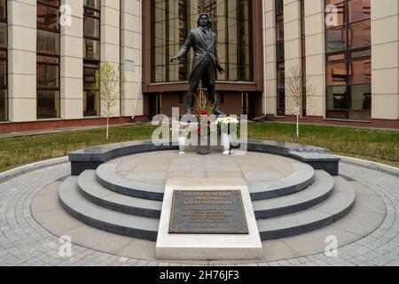 Gedenkmarmorplatte und Denkmal für den Opernsänger Dmitri Hvorostovsky vor dem Hintergrund der ihn nannte Sibirische Staatliche Institut der Künste Stockfoto