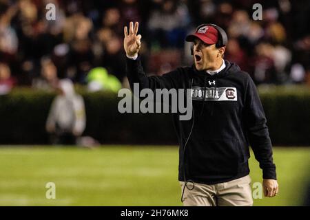 Columbia, SC, USA. 20th. November 2021. South Carolina Gamecocks-Cheftrainer Shane Beamer meldet sich im dritten Quartal des SEC-Matchup im Williams-Brice Stadium in Columbia, SC, als Dritter zu seiner Verteidigung. (Scott Kinser/Cal Sport Media). Kredit: csm/Alamy Live Nachrichten Stockfoto