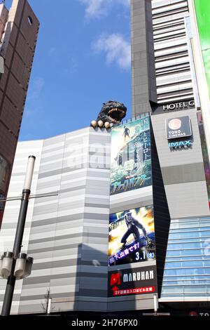 Der Godzilla Head oder Gojira Head in Kabukicho, im Shinjuku-Viertel von Tokio, der vom Gracery Hotel aus erreicht werden kann. Stockfoto