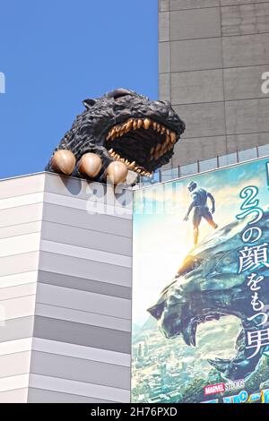 Der Godzilla Head oder Gojira Head in Kabukicho, im Shinjuku-Viertel von Tokio, der vom Gracery Hotel aus erreicht werden kann. Stockfoto