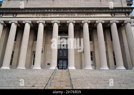 New York City, USA - 15. November 2021: Die vorderen Stufen und Säulen des Low Library Building an der Columbia University in Manhattan Stockfoto