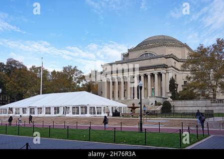 New York City, USA - 15. November 2021: Das Low Library Building an der Columbia University in Manhattan, mit einem Zelt davor, um soziale Distanz zu ermöglichen Stockfoto