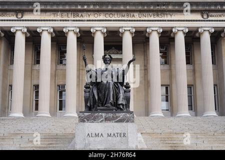 New York City, USA - 15. November 2021: Die vordere Treppe und die Alma Mater-Statue vor dem Low Library Building an der Columbia University in Manhatta Stockfoto