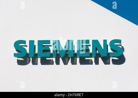 Siemens unterzeichnet, Logo auf dem deutschen multinationalen Konzern Siemens AG Büro in Silicon Valley - Mountain View, California, USA - 2021 Stockfoto