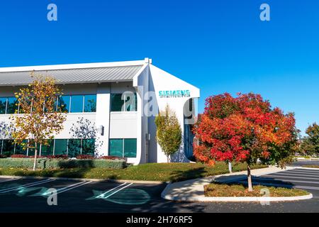 Siemens unterzeichnet, Logo auf dem deutschen multinationalen Konzern Siemens AG Büro in Silicon Valley - Mountain View, California, USA - 2021 Stockfoto