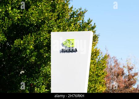 NVIDIA-Logo und Schild am Hauptsitz. NVIDIA Corporation ist ein Unternehmen für Computersystemdesign - Santa Clara, Kalifornien, USA - 20 Stockfoto