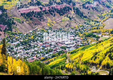 Luftaufnahme von Telluride, Colorado, umgeben von herbstlichen Laubwäldern Stockfoto