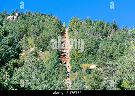 Der Wanderweg Manitou Incline steigt am Osthang des Rocky Mountain an Stockfoto