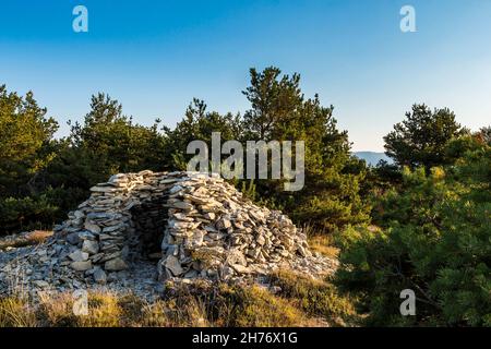 ALPES-MARITIMES (06), REGIONALER NATURPARK PREALPES D'AZUR, CAUSSOLS, PLATEAU DE CALERN, BORIE Stockfoto