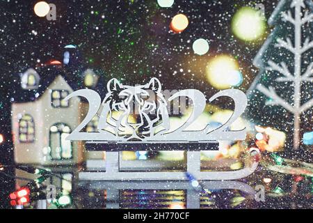 Neujahr 2022 dekorieren mit LED-Baumwollkugel auf schwarzem Hintergrund Stockfoto