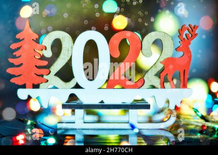 Neujahr 2022 dekorieren mit LED-Baumwollkugel auf schwarzem Hintergrund Stockfoto