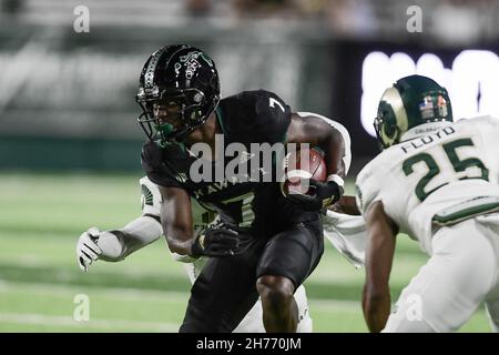 Honolulu, Hawaii, USA. 20th. November 2021. Hawaii-Krieger laufen zurück CALVIN TURNER JR. (7) lief den Ball verteidigt von Colorado State Rams defensiven Rücken ROBERT FLOYD (25) bei Clarence T.C. Ching Field Manoa Campus, Honolulu, Hawaii. (Bild: © Steven Erler/ZUMA Press Wire) Stockfoto