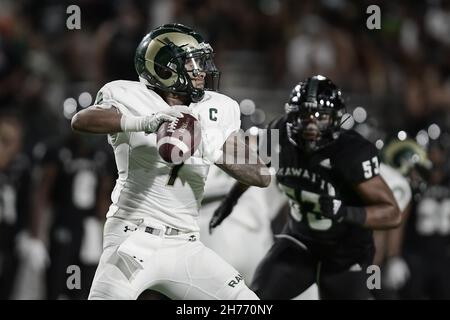 Honolulu, Hawaii, USA. 20th. November 2021. Colorado State Rams Quarterback TODD CENTEIO (7) warf den Ball während eines Spiels zwischen den Colorado State Rams und den Hawaii Rainbow Warriors, die im Clarence T.C. gespielt wurden Ching Field Manoa Campus, Honolulu, Hawaii. (Bild: © Steven Erler/ZUMA Press Wire) Stockfoto