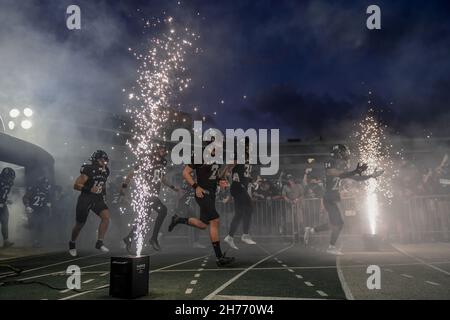 Honolulu, Hawaii, USA. 20th. November 2021. Die Hawaii Rainbow Warriors betraten ihr temporäres Stadion während eines Spiels zwischen den Colorado State Rams und Hawaii Rainbow Warriors, die im Clarence T.C. spielten Ching Field Manoa Campus, Honolulu, Hawaii. (Bild: © Steven Erler/ZUMA Press Wire) Stockfoto