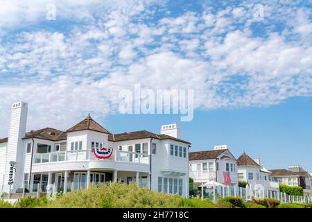 Riesige weiße Wohngebäude mit Balkonen und Kaminen in Newport Beach, Kalifornien Stockfoto