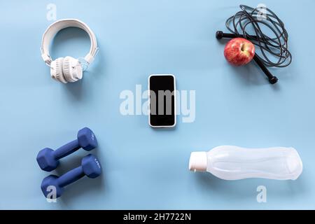 Sportgeräte auf blauem, flachem Lay. Stockfoto