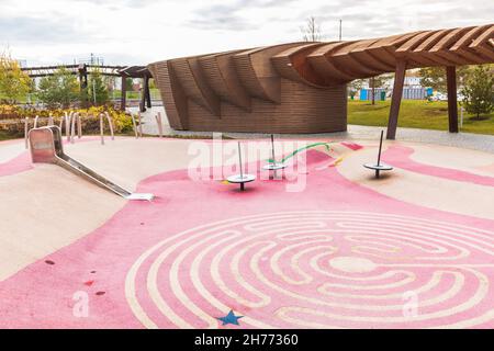 Kinder rosa Spielplatz neuen modernen Stil minimalistisches Design Hof architecture.Concept neue Generation Straße Spielplatz Stockfoto