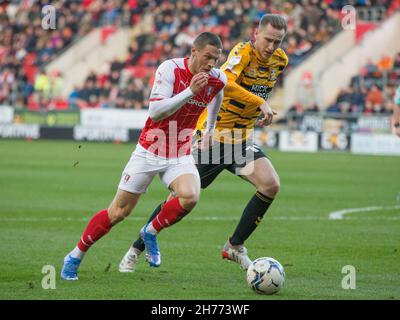 Rotherham, Großbritannien. 20th. November 2021. Ben Wiles #8 von Rotherham United und Adam May #19 von Cambridge United dualen für den Ball in Rotherham, Vereinigtes Königreich am 11/20/2021. (Foto von Craig Hawkhead/News Images/Sipa USA) Quelle: SIPA USA/Alamy Live News Stockfoto