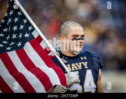 Annapolis, Maryland, USA. 20th. November 2021. Der Navy Midshipmen-Linebacker Diego Fagot (54) und der Rest der Klasse von '22 werden vor dem regulären Saisonspiel zwischen den East Carolina Pirates und den Navy Midshipmen im Navy-Marine Corps Memorial Stadium in Annapolis, Maryland, geehrt. East Carolina besiegt die Marine 38-35. Fotograf: Cory Royster. Kredit: csm/Alamy Live Nachrichten Stockfoto