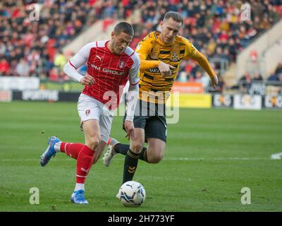 Rotherham, Großbritannien. 20th. November 2021. Ben Wiles #8 von Rotherham United und Adam May #19 von Cambridge United dualen für den Ball in Rotherham, Vereinigtes Königreich am 11/20/2021. (Foto von Craig Hawkhead/News Images/Sipa USA) Quelle: SIPA USA/Alamy Live News Stockfoto