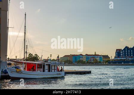 Boote im Hafen von Willemstad in Curacao Stockfoto