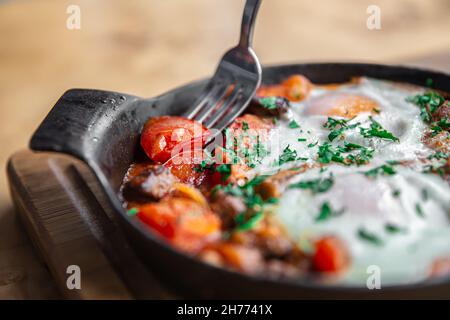 Nahaufnahme der traditionellen Shakshuka in einer Bratpfanne. Stockfoto