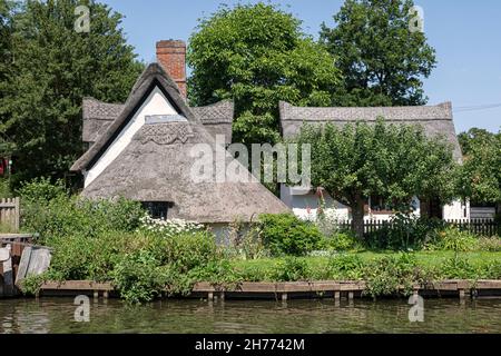 EAST BERGHOLT, SUFFOLK, Großbritannien - 18. JULI 2021: Außenansicht der Rückseite des Bridge Cottage von Flatford Mill auf der anderen Seite des Flusses Stour Stockfoto