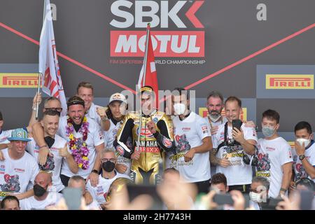 Mandalika, Indonesien. 21st. November 2021. Toprak Razgatlioglu (C) vom Team Pata Yamaha mit Brixx WorldSBK feiert auf dem Podium als Champion der MOTUL FIM Superbike World Championship 2021 während der Pirelli Indonesian Round der MOTUL FIM Superbike World Championship 2021 auf dem Pertamina Mandalika International Street Circuit, Indonesien, 21. November 2021. Quelle: Veri Sanovri/Xinhua/Alamy Live News Stockfoto