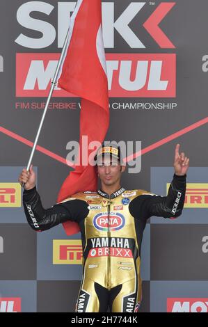 Mandalika, Indonesien. 21st. November 2021. Toprak Razgatlioglu vom Team Pata Yamaha mit Brixx WorldSBK feiert beim Pirelli Indonesian Round der MOTUL FIM Superbike World Championship 2021 auf dem Pertamina Mandalika International Street Circuit, Indonesien, am 21. November 2021 auf dem Podium als Champion der MOTUL FIM Superbike World Championship 2021. Quelle: Veri Sanovri/Xinhua/Alamy Live News Stockfoto