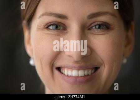 Nahaufnahme der attraktiven kaukasischen Frau von 30s Stockfoto