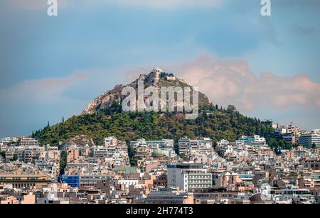 Blick auf den Berg Lycabettus und den Kolonaki-Bezirk vom Areopagus-Hügel. Athen, Griechenland. Stockfoto