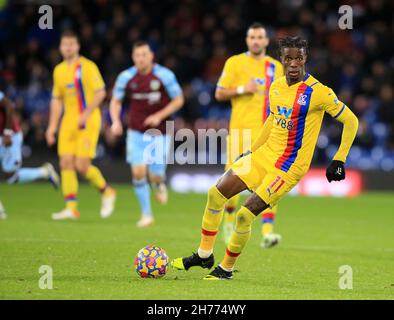 Turf Moor, Burnley, Lancashire, Großbritannien. 20th. November 2021. Premier League Football, Burnley gegen Crystal Palace: Wilfred Zaha von Crystal Palace kontrolliert den Ball und sucht nach einem Pass Credit: Action Plus Sports/Alamy Live News Stockfoto